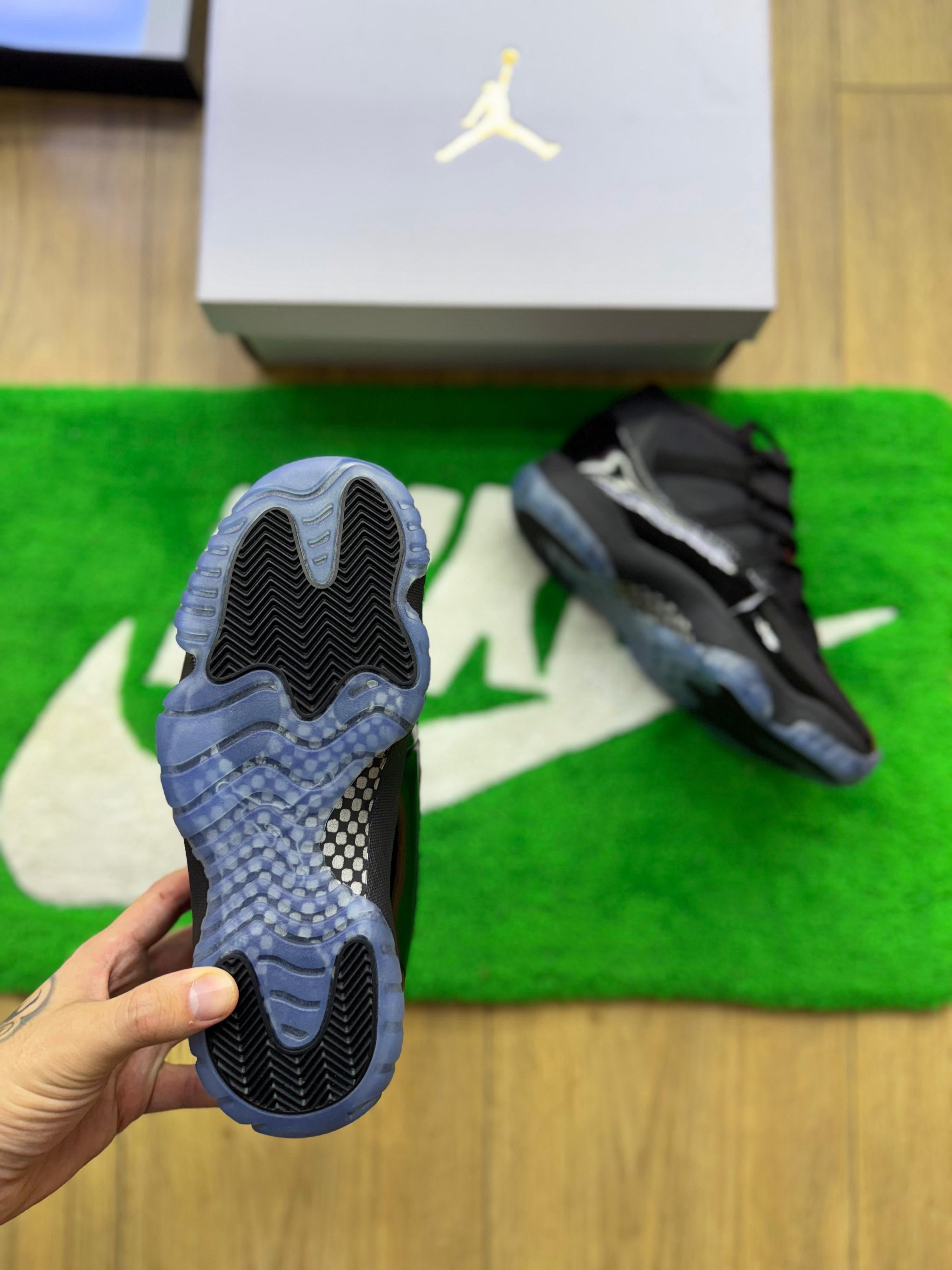 Jordan 11 total black