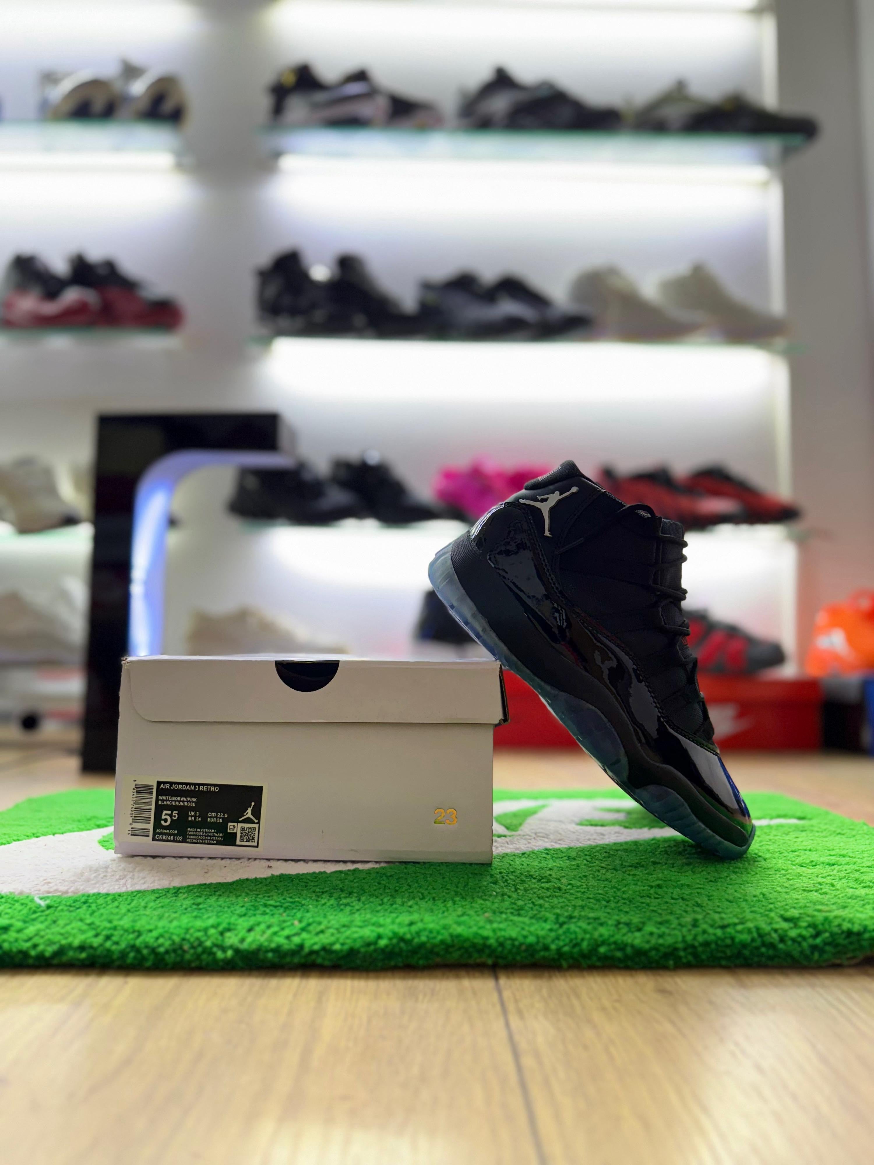 Jordan 11 total black