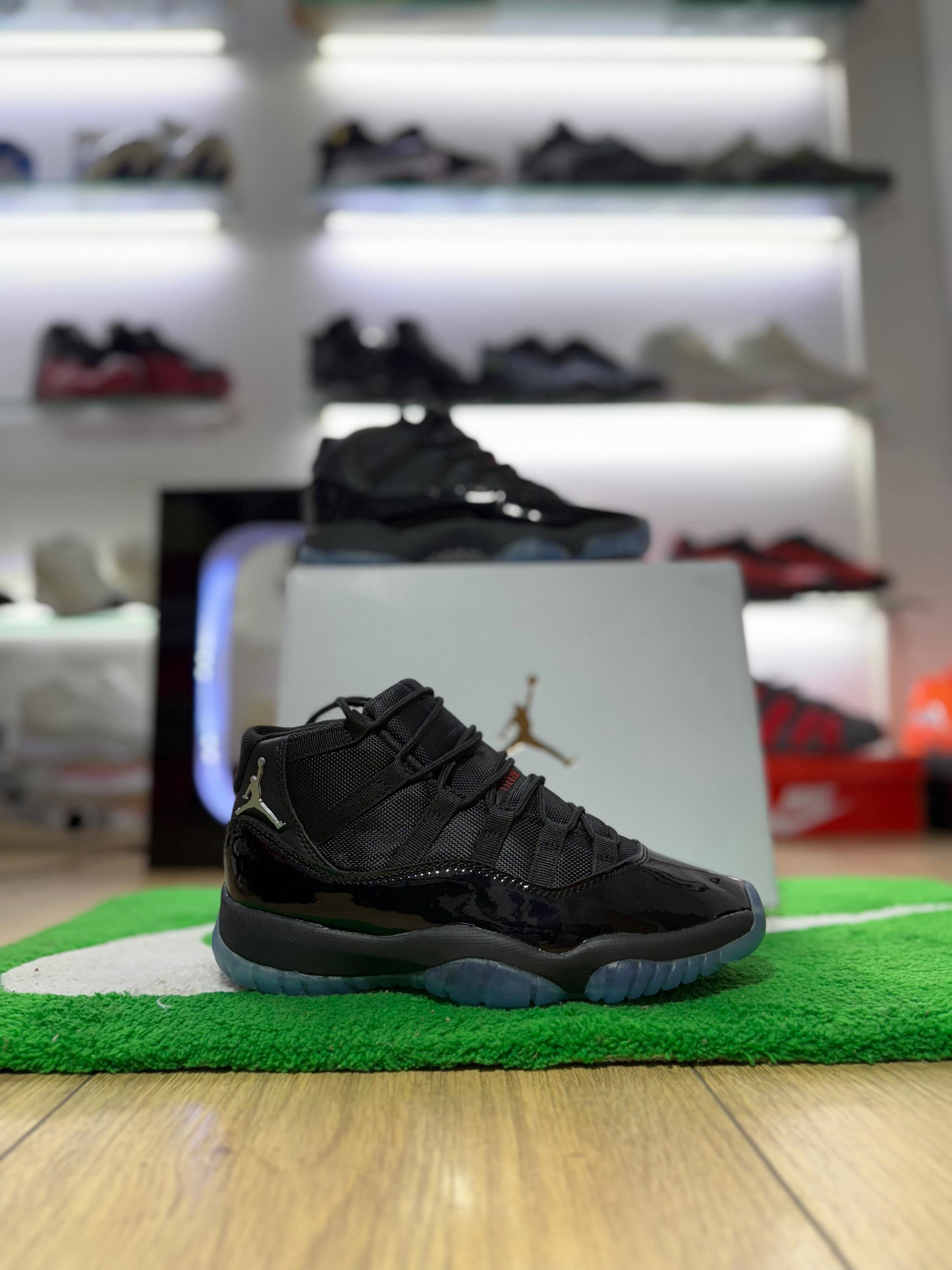 Jordan 11 total black